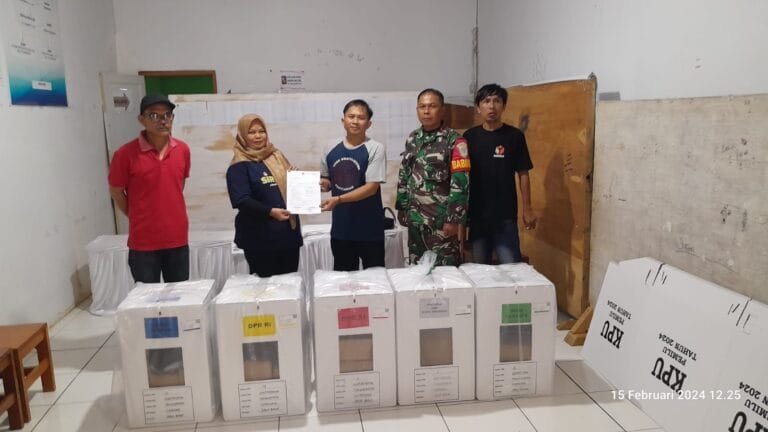 Babinsa 1003/Tanjungkerta Kodim 0610/Sumedang Laksanakan Pengawalan Hasil Pencoblosan
