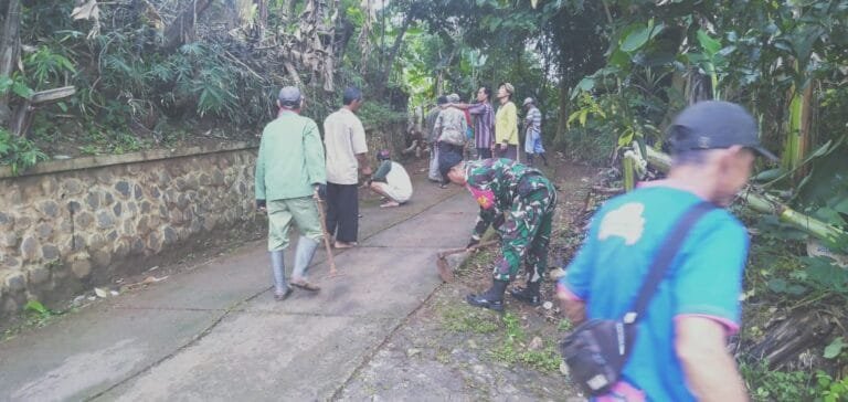 Koramil 1010/Darmaraja Kodim 0610/Sumedang Bersama Masyarakat Laksanakan Kerjabakti