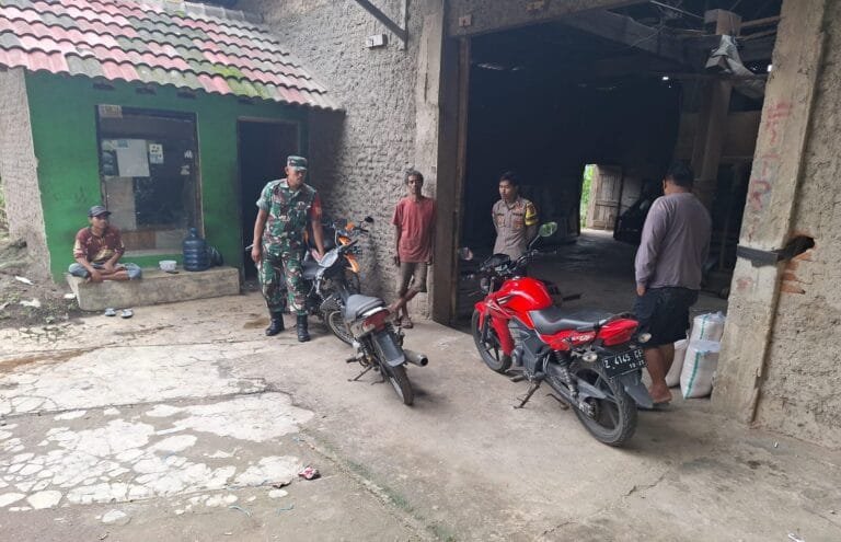 Sertu Cecep Rahmat Bersama Bhabinkamtibmas Laksanakan Pengecekan Ke Penggilingan padi Terkait Harga Beras Yang Sangat Tinggi