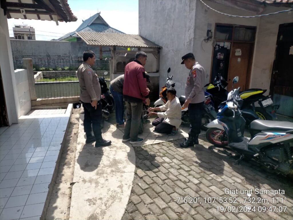 Polsek Leles Polres Garut Serahkan Belasan Pelajar Yang Bolos Saat Jam Pelajaran Ke Sekolah