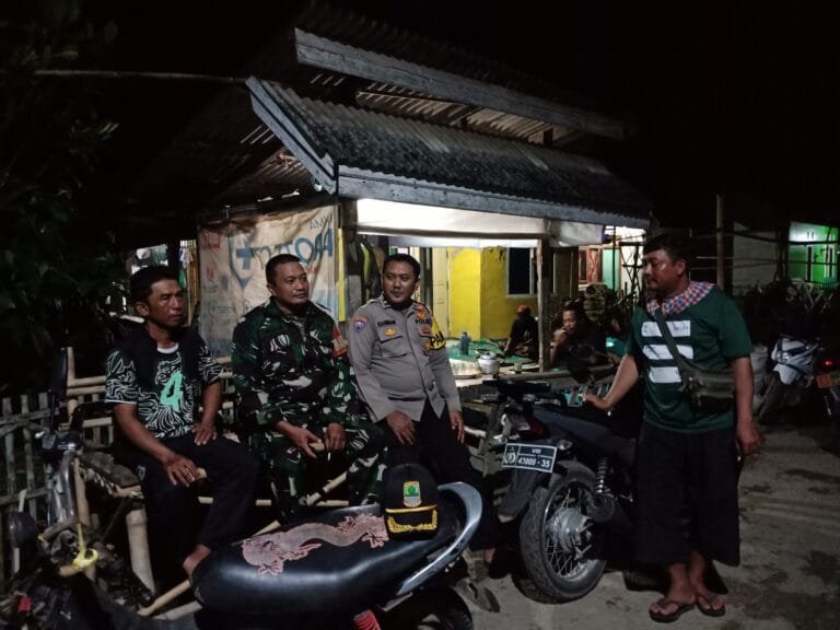 Bhabinkamtibmas Ikut Serta Dalam Giat Ronda Bersama Warga