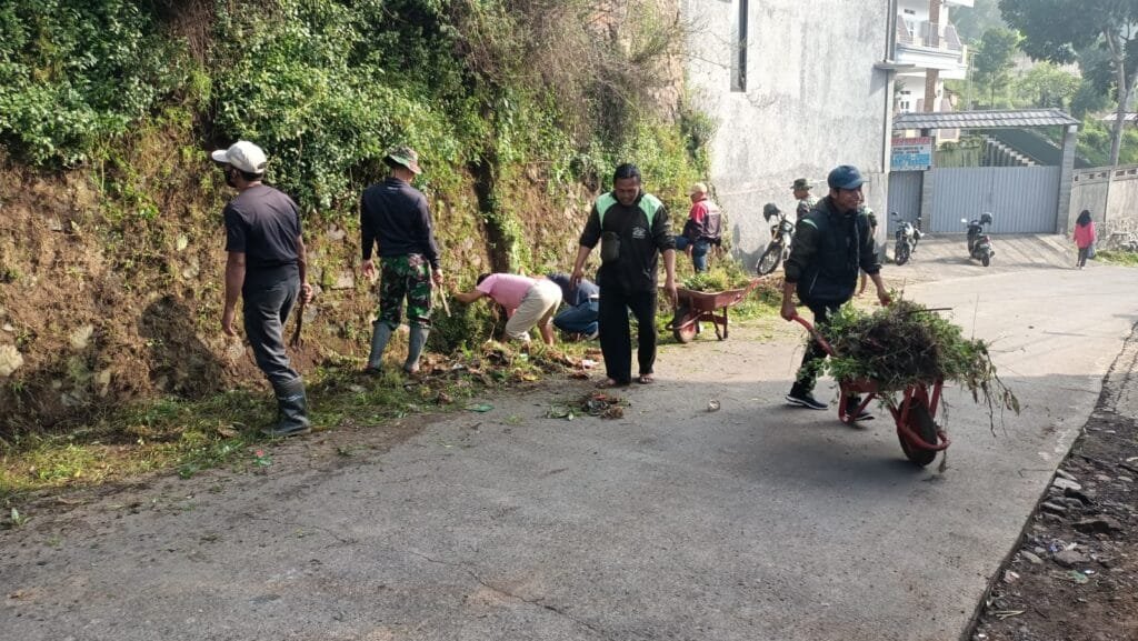 Danramil 1005/Jatinangor Kapten Inf Dadang Sopyan Memingpin Langsung Giat Karya Bakti