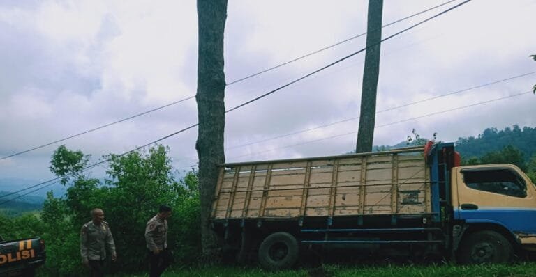 Polsek Pamulihan Evakuasi Truk Laka Lantas Tunggal