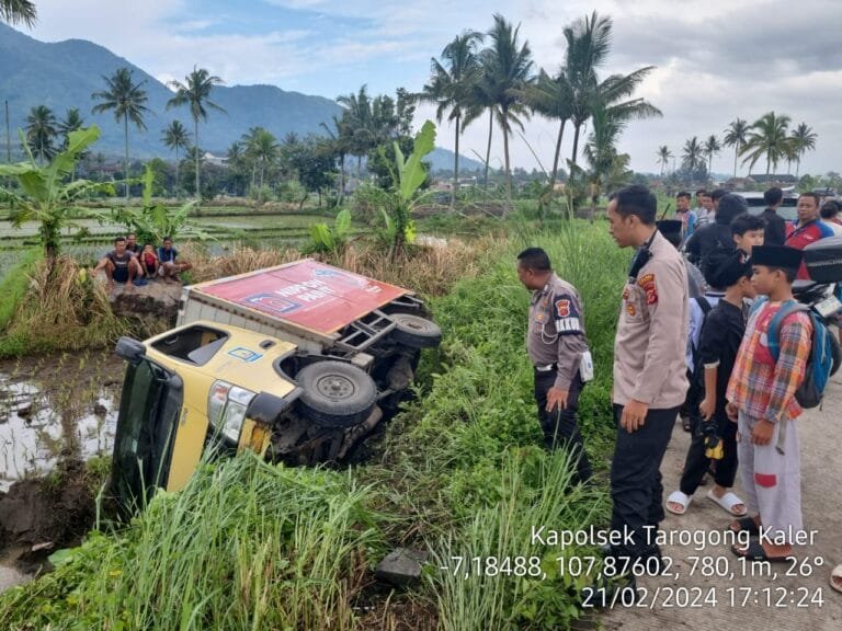 Polsek Tarogong Kaler Evakuasi Truk Terperosok Ke Sawah