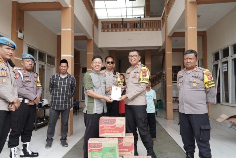 Jumat Berbagi Polres Tasikmalaya Kota, Berikan Bantuan Sosial di LKSA Yafakin