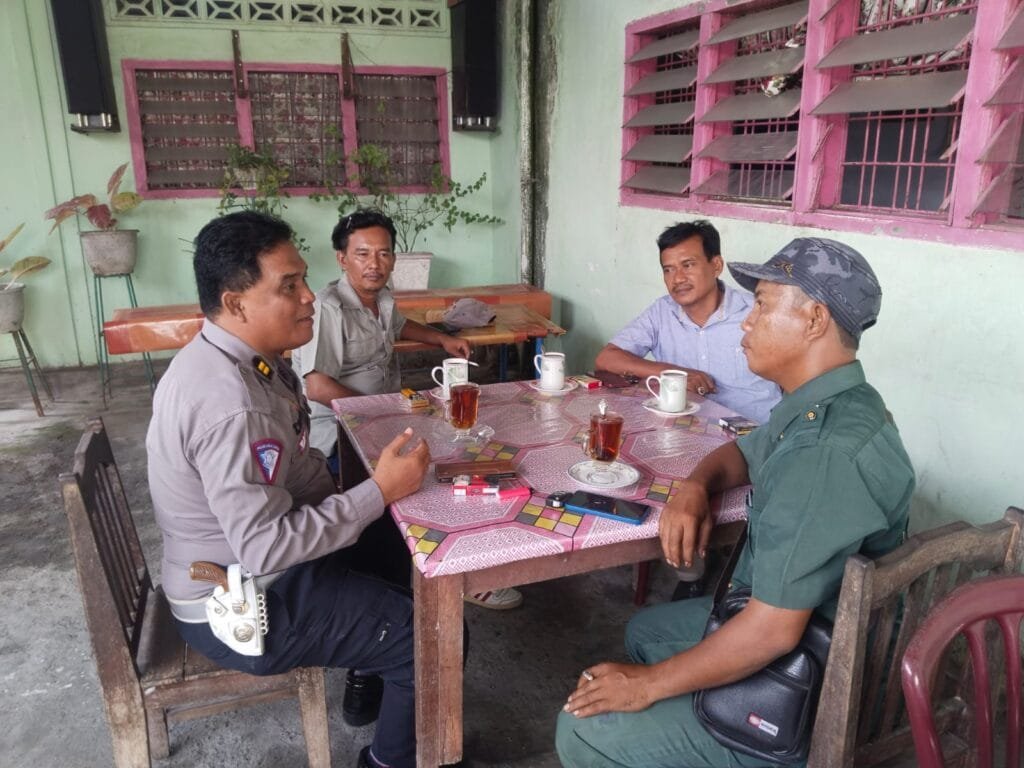 Kanit Regident Satlantas Polres Tebing Tinggi IPTU T. Samosir Berbagi Ngopi Dengan Tim Wartawan