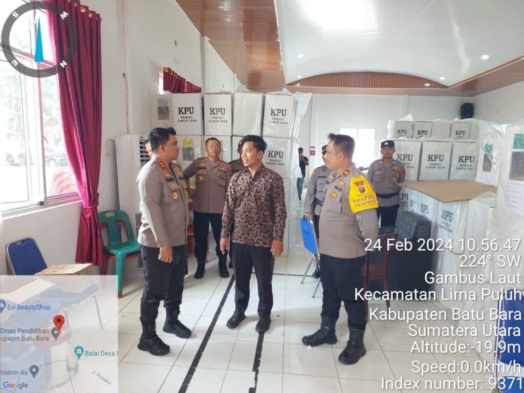 Kapolres Batu Bara Bersama PJU dan Kapolsek Lima Puluh Memeriksa Rapat Pleno Rekapitulasi Suara di Kantor PPK Lima Puluh Pesisir