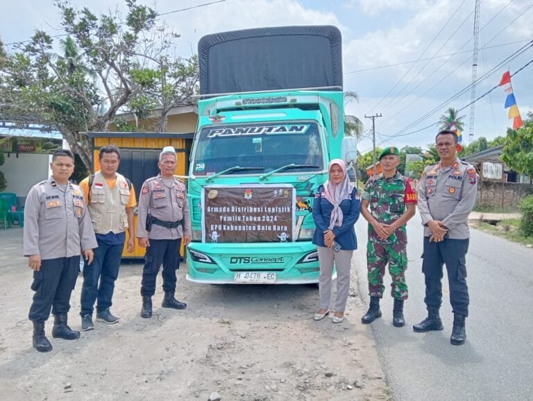 Kapolsek Indrapura Memimpin Pergeseran Logistik Pemilu 2024 Menuju Gudang Logistik dan Kantor KPU Kabupaten Batu Bara