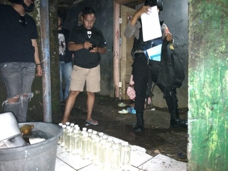 Perempuan Muda Pemilik Puluhan Botol Miras, Terjaring Operasi Penyakit Masyarakat (Pekat) Polres Tasikmalaya Kota