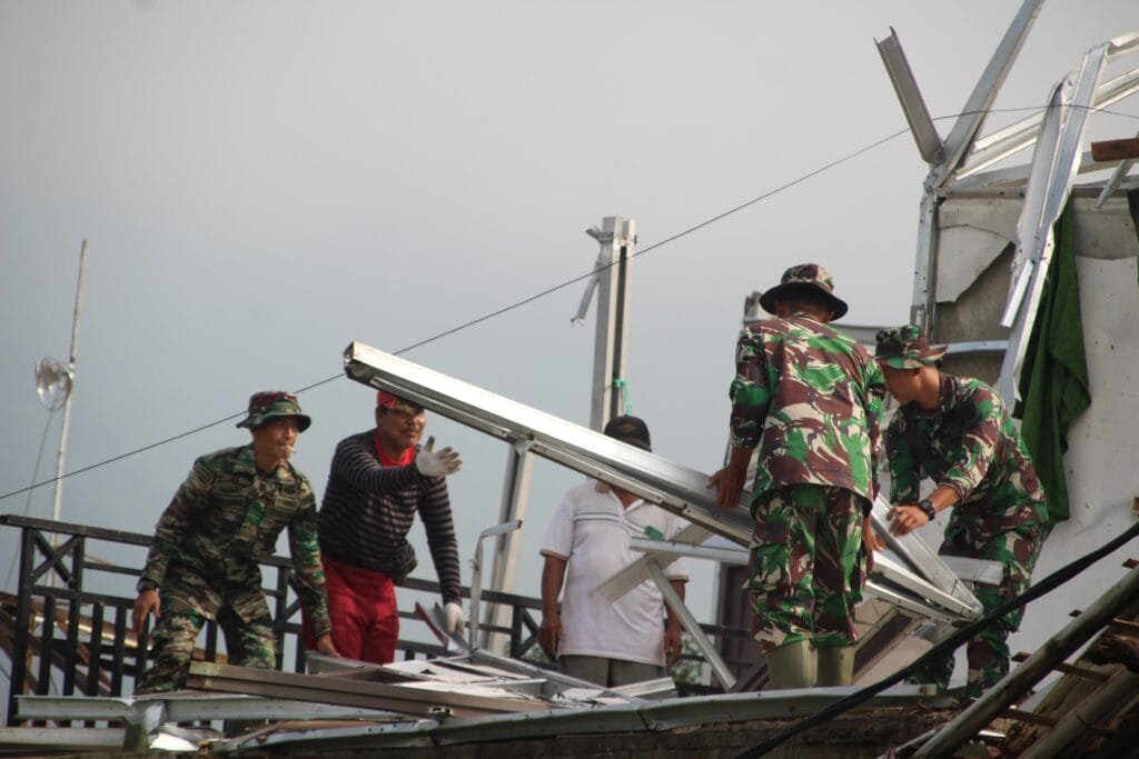 “Bersama TNI, Warga Sukadana dan Mangun Arga Bangkit Pasca Bencana Angin Puting Beliung”