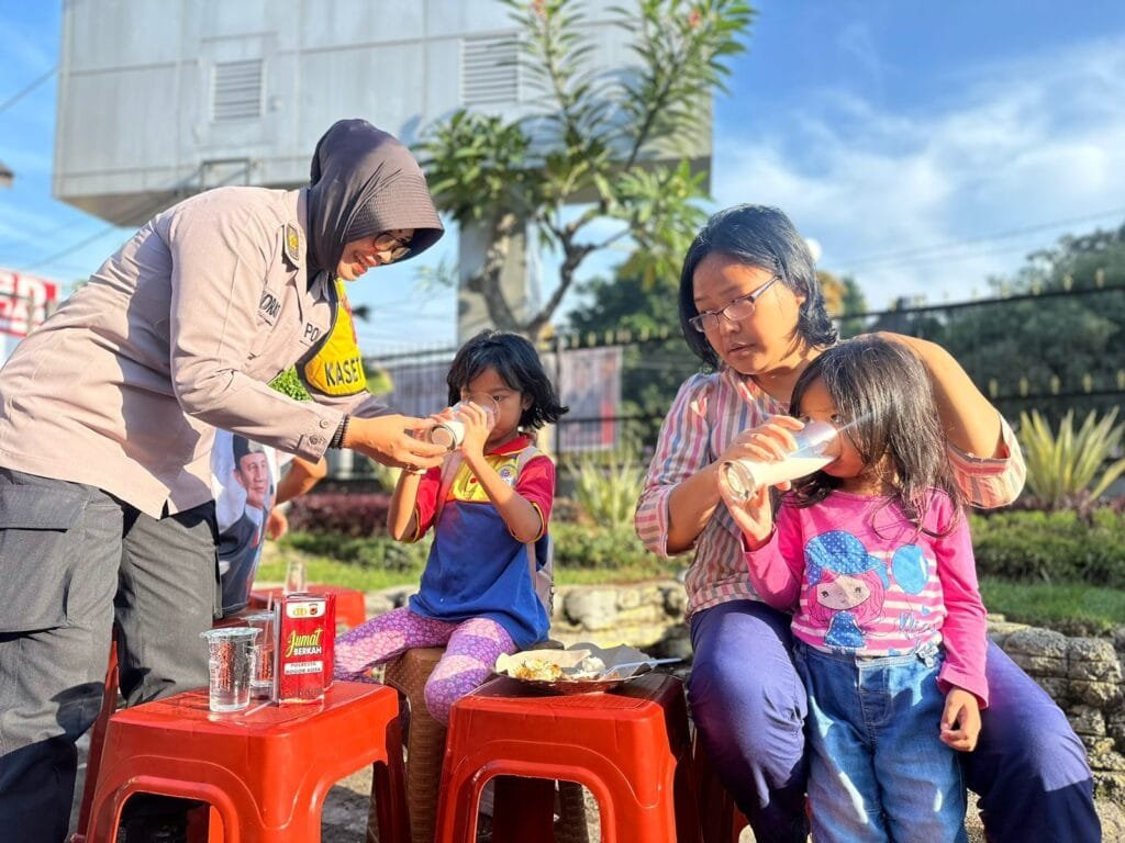 Kabid Humas Polda Jabar : Peduli Stunting, Polisi Berbagi Sarapan Gratis dan Minum Susu Gratis Untuk Bumil Serta Anak