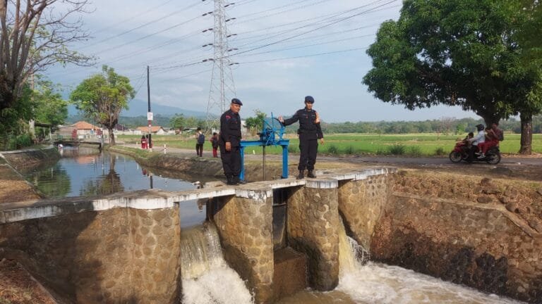 SAT BRIMOB POLDA JABAR CEK DEBIT DAN ARUS AIR, BENTUK KESIAPSIAGAAN ANTISIPASI BENCANA BANJIR DI MUSIM PENGHUJAN