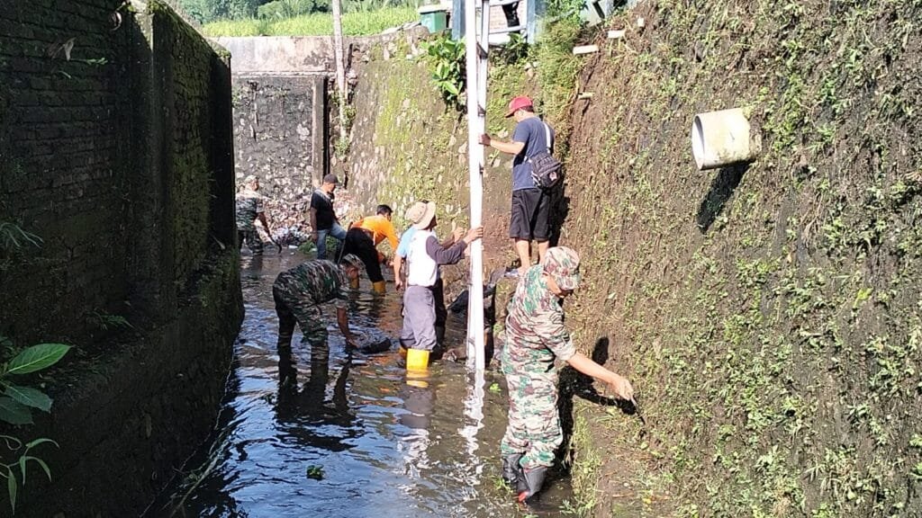 Danramil 1002/Cimalaka Kodim 0610/Sumedang Bersama Kepala Desa Laksanakan Giat Karya Bhakti Bersihkan Aliran Sungai