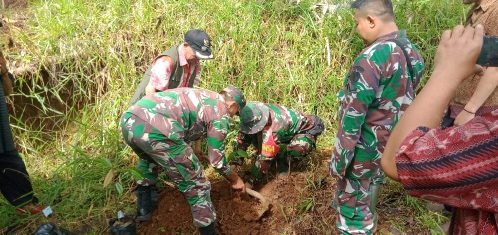 Anggota Koramil 1001/Sumedang Utara, Kodim 0610/Sumedang Gelar Karyabakti Penanaman Pohon