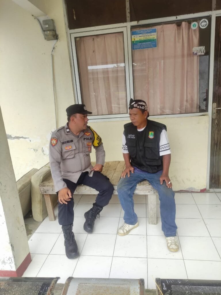 Polres Karawang Polsek Pakisjaya Polres Karawang sambang Dialogis Kepada Warga Desa Kec. Pakisjaya