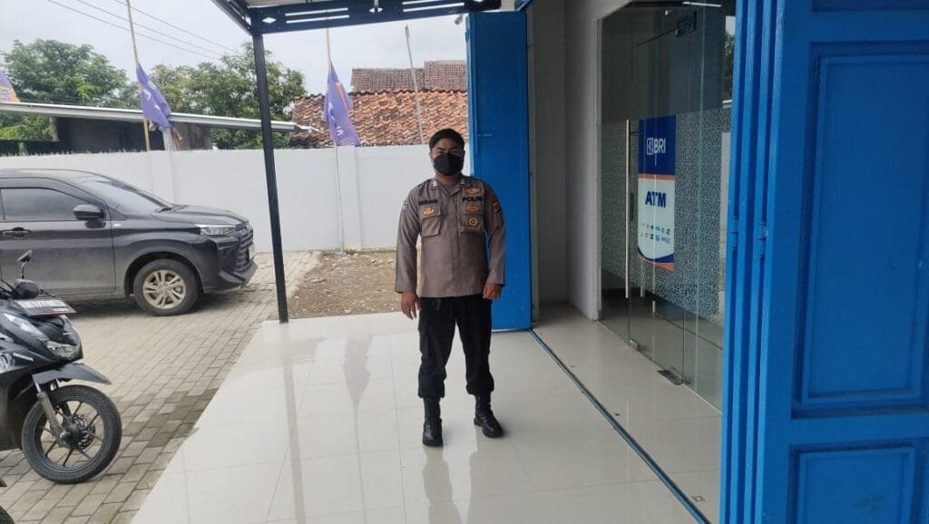 Polres Karawang Anggota Polsek Pakisjaya Cek Kamtibmas dan Antisipasi 3C di Bank BRI Pakisjaya