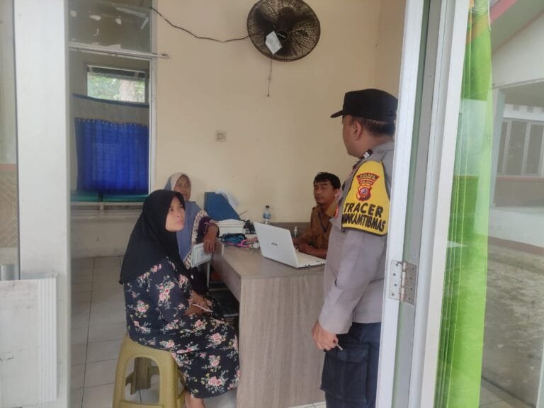 Pak Bhabin Polsek Pakisjaya Polres Karawang sambang Dialogis Humanis Kepada Warga Desa Kec. Pakisjaya