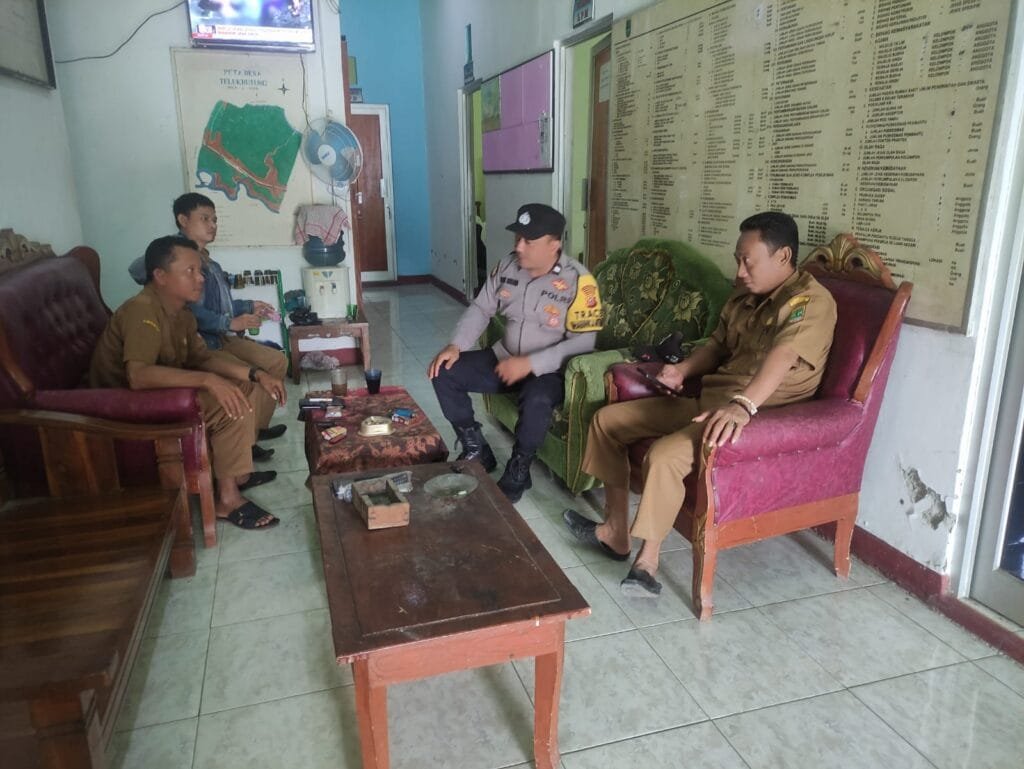 Polres Karawang Bhabinkamtibmas Polsek Pakisjaya Sampaikan Himbauan TPPO kepada Warga Kec. Pakisjaya