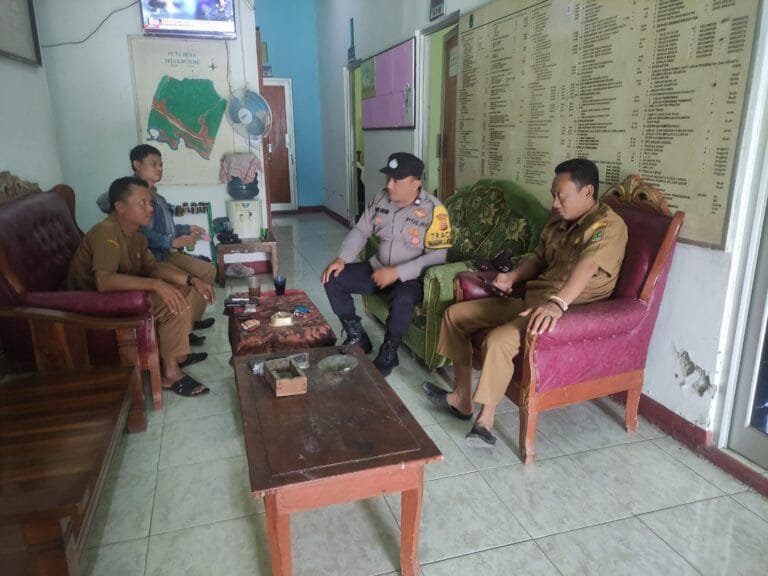 Polres Karawang Bhabinkamtibmas Polsek Pakisjaya Sampaikan Himbauan TPPO kepada Warga Kec. Pakisjaya