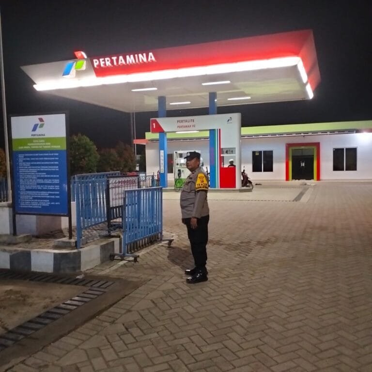 Polres Karawang Giat Anggota Polsek Pakisjaya Cek Kamtibmas dan Antisipasi 3C di Area SPBU Pakisjaya