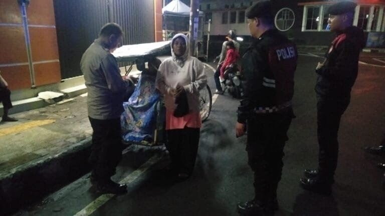 Seorang Laki-Laki Meninggal Dunia Di Dalam Becak, Polsek Garut Kota Polres Garut Cek Tkp