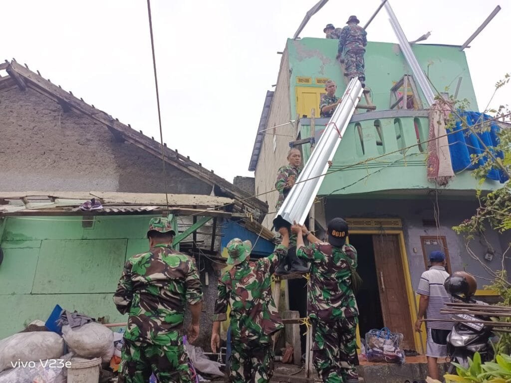TNI Dan Warga Masyarakat Laksanakan Gotong Royong Perbaikan Mushola Dan Atap Rumah Warga