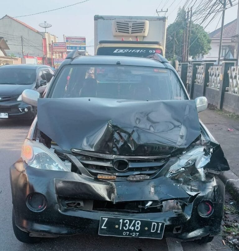 Sat Lantas Polres Garut Cek TKP Kecelakaan Lalu Lintas Di Jalan Raya Leles Tarogong.