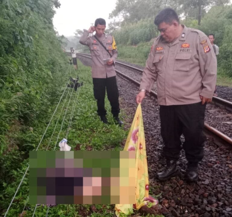 Seorang Lansia Meninggal Tertemper Kereta Api Polsek Cibatu Polres Garut Dengan Sigap Datang Ke Lokasi Kejadian