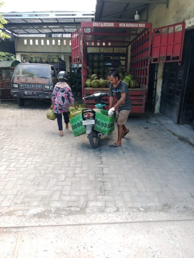 ” Siluman Tabung Gas LPG 3 Tidak Memiliki Izin. 29. Februari 2024