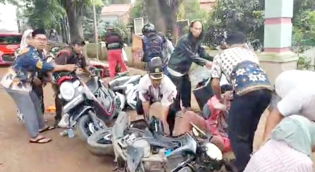 Akibat Jalan Licin 6 Pengendara Motor Tabrakan Beruntun Di Pembangunan Tol Japtek 2 Serang Baru