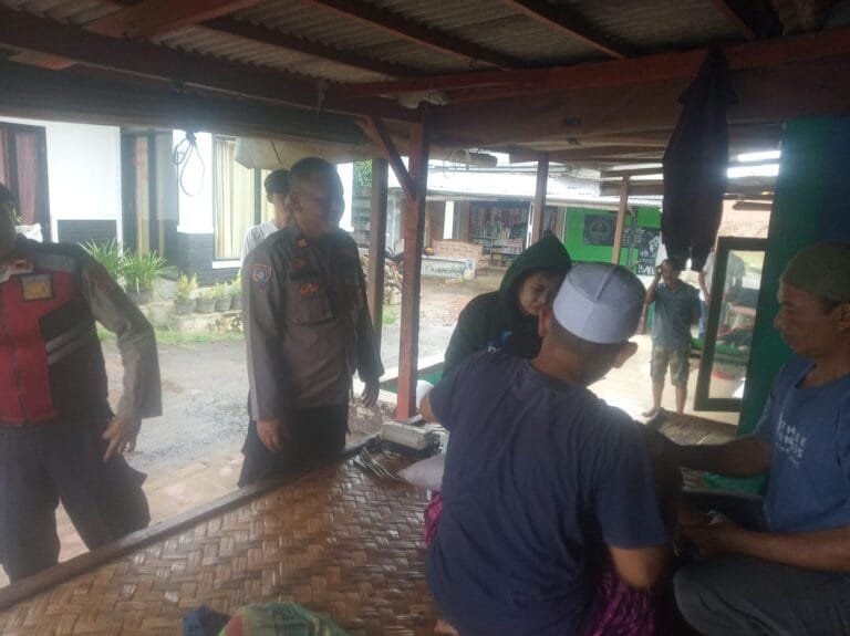 Insident Terjadi Dua Pengendara Sepeda Motor Terjatuh Di Depan Gerbang Kantor Tol Japtek 2 Jakarta Cikampek