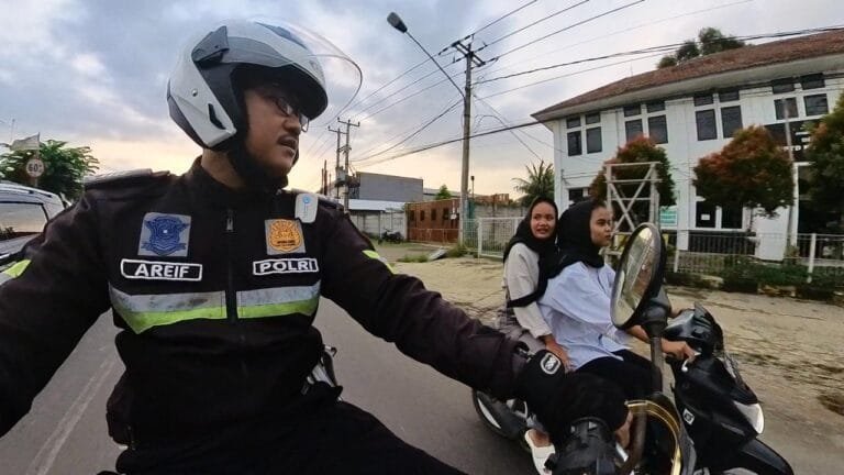 Satlantas Polres Karawang Ingatkan Pengendara, Pakai Helm ketika Berkendara di Jalan Raya