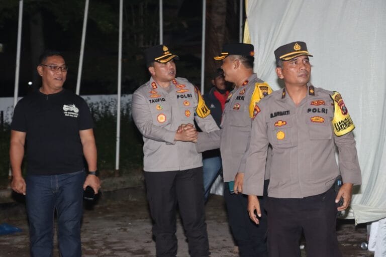 PULUHAN PERSONIL POLRES BATU BARA PERKETAT PENJAGAAN DI KANTOR KPU