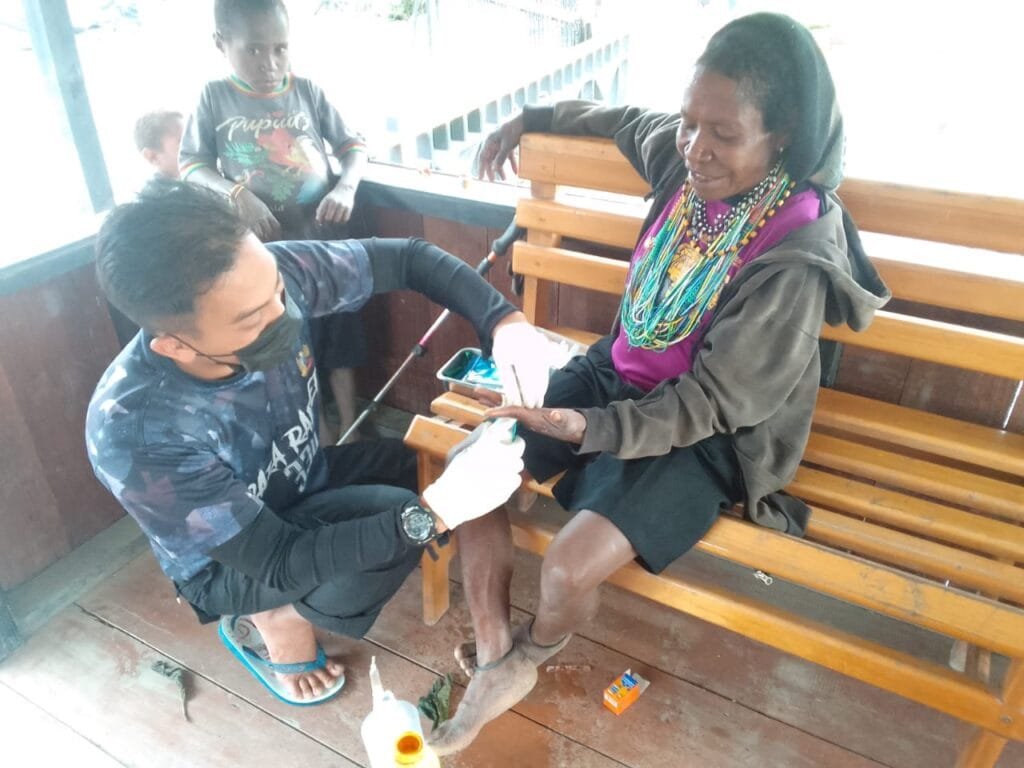 Tangan Mama Hanah Sani Luka Infeksi, Halo Doc Satgas 330 Sigap Obati