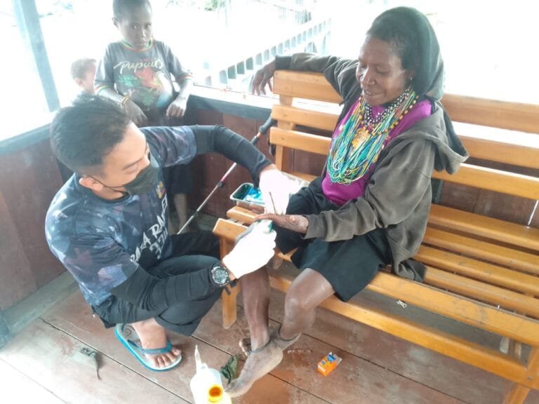 Tangan Mama Hanah Sani Luka Infeksi, Halo Doc Satgas 330 Sigap Obati