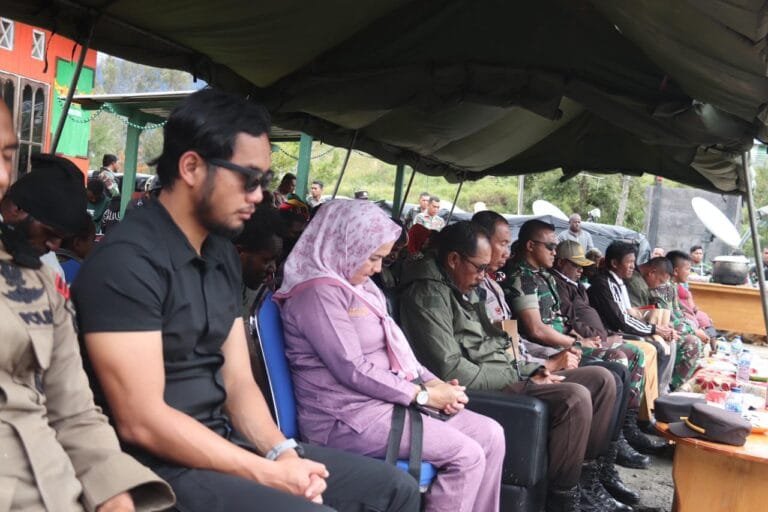 Satgas 330 Tri Dharma Gelar Doa Bersama dan Pesta Rakyat, Peringati HUT Ke-63 Kostrad Di Intan Jaya