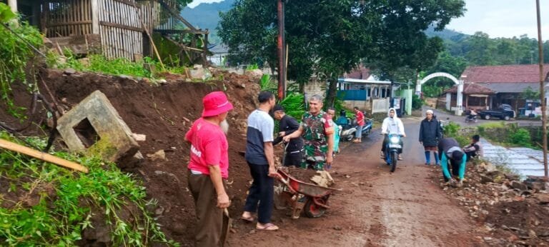 Babinsa Bersama Perangkat Desa Laksanakan Karya Bakti Beresihkan Pondasi Roboh