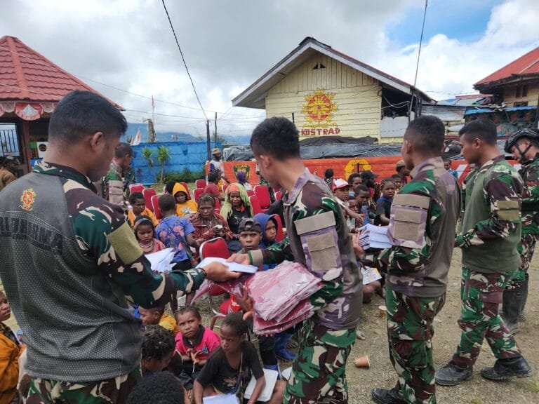Gelar Program Jumat Berkah, Satgas 330 Bagikan Buku Tulis dan Seragam Sekolah
