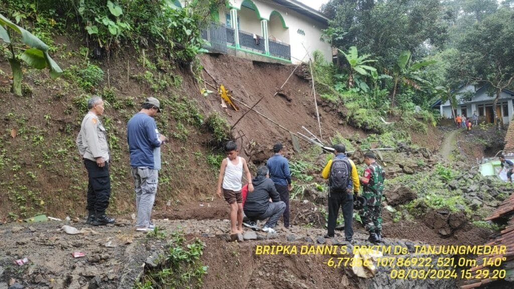 Akibat Hujan Deras Hingga Mengakibatkan TPT Mesjid Arohman Ambrol Sepanjang 5 Meter