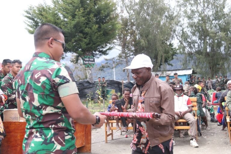 Tongkat Komando “TOPE SONOWI KOA”, Bentuk Penghormatan Masyarakat Intan Jaya Untuk Dansatgas 330 Tri Dharma