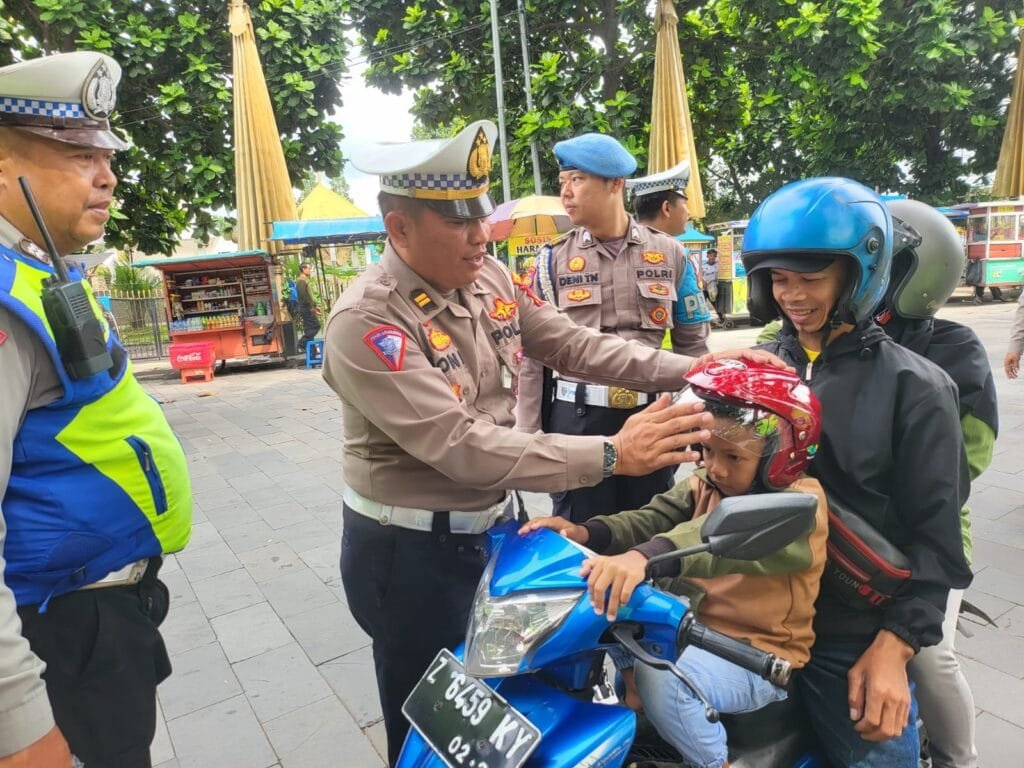 Operasi Keselamatan Lodaya 2024 Polres Tasikmalaya Kota, Jelang Ramadhan Bagikan Helm Gratis dan Sampaikan Himbauan Tertib Berlalulintas