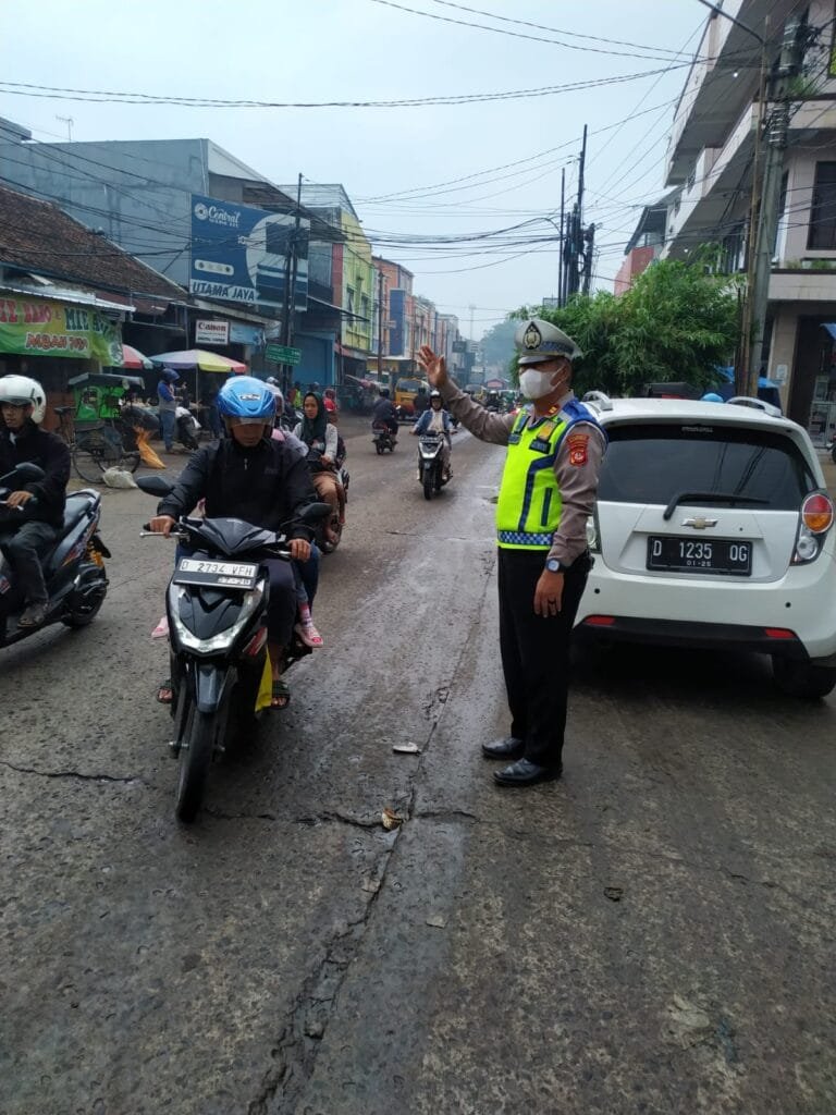 Berikan Kenyamanan Saat Berkendara Personil Lalu-Lintas Polsek Majalaya Lakukan Pelayanan yang Humanis Saat Pengaturan Arus Lalu Lintas Kepada Para Pengguna Jalan di Wilayah Hukum Polsek Majalaya.