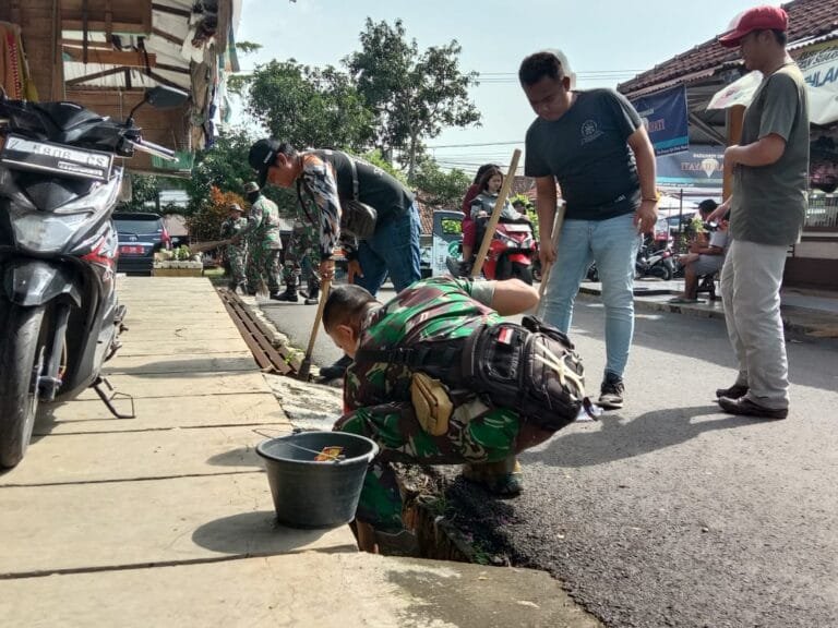 Kepedulian Koramil 1011/Situraja, Kodim 0610/Sumedang Dalam Menciptakan Lingkungan Beresih dan Sehat