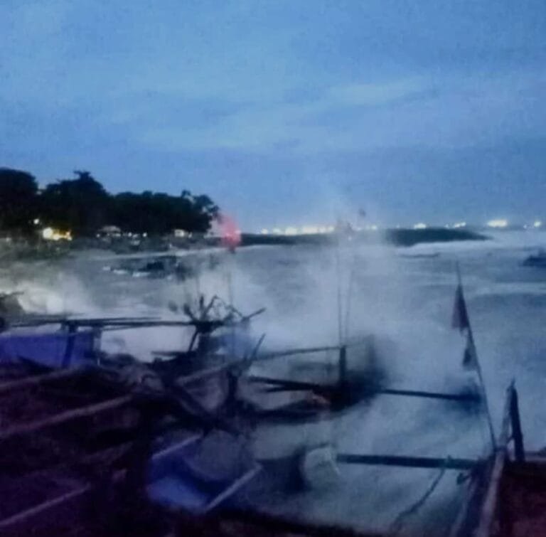 Pantai Rancabuaya Garut Dan Beberapa Pantai  Laut Selatan Diterjang Gelombang Pasang