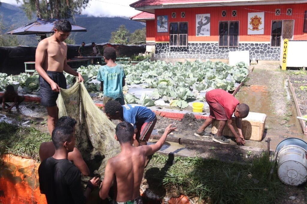 Berbagi Berkah pada Ramadhan Hari Pertama, Satgas 330 Bagikan Hasil Panen Lele Untuk Warga Intan Jaya