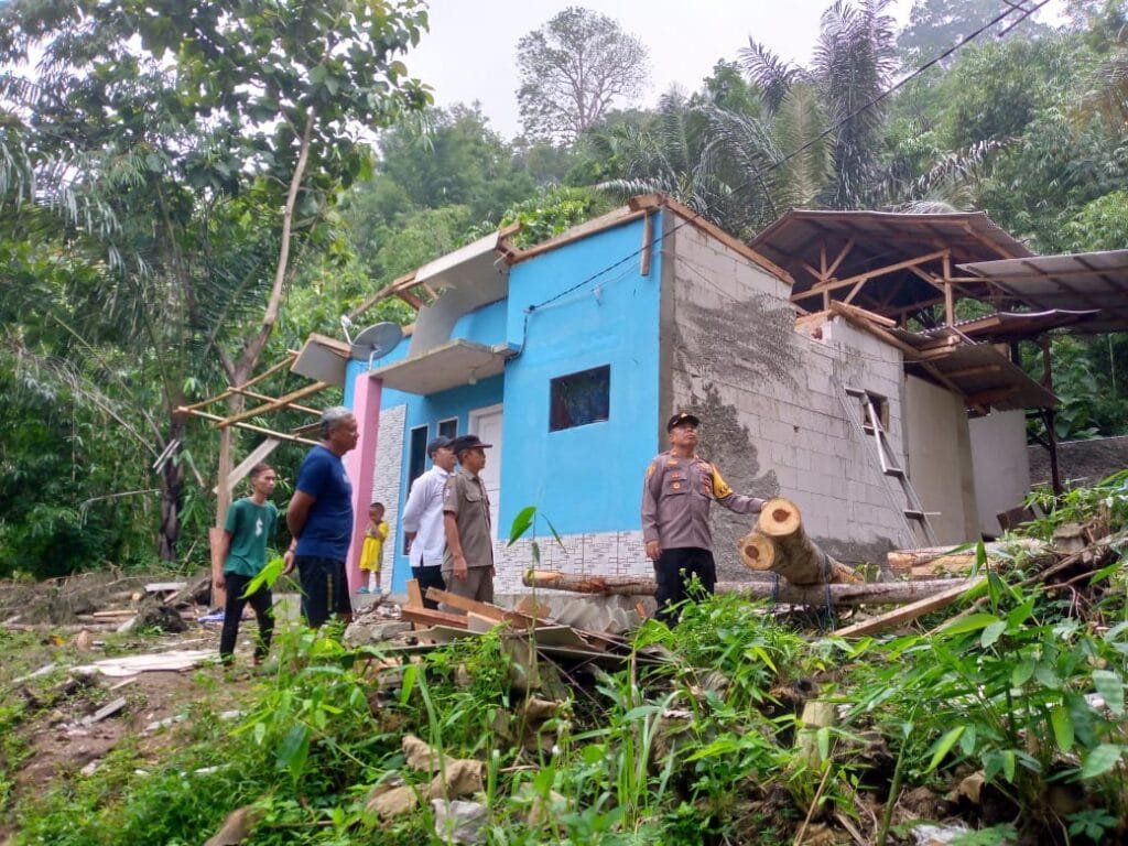 Polsek Cisompet Lakukan Pengecekan Dan Berikan Bantuan Kepada Korban Bencana Angin Puting Beliung