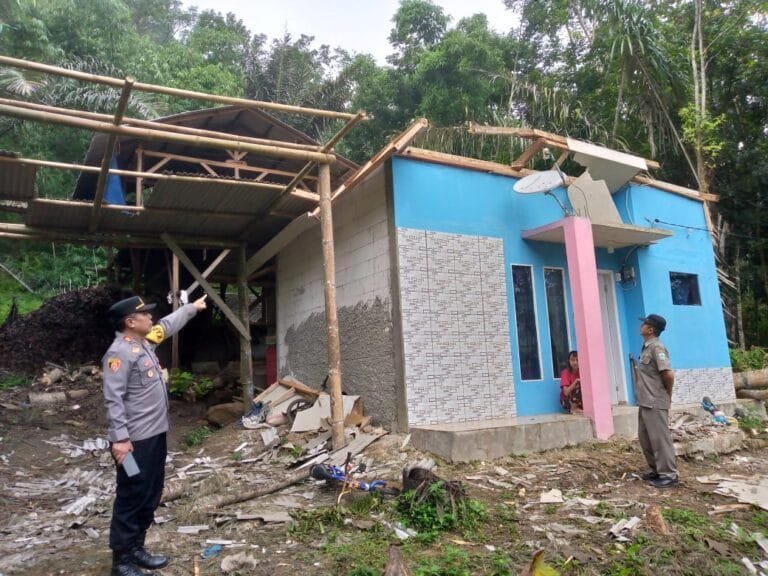 Polsek Cisompet Lakukan Pengecekan Dan Berikan Bantuan Kepada Korban Bencana Angin Puting Beliung