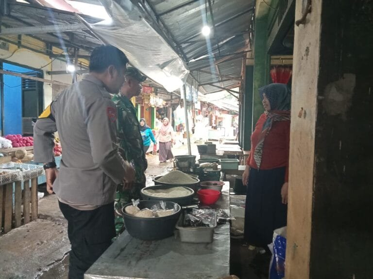 Bripka Nendi Mengecek Harga Sembako di Pasar Pagi Tradisional Conggeang