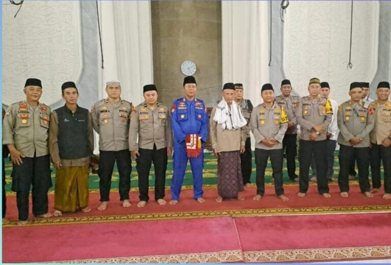 Polres Sumedang Menggelar Program Shaber (Sholat Subuh Berjamaah) di Masjid Besar Cimalaka