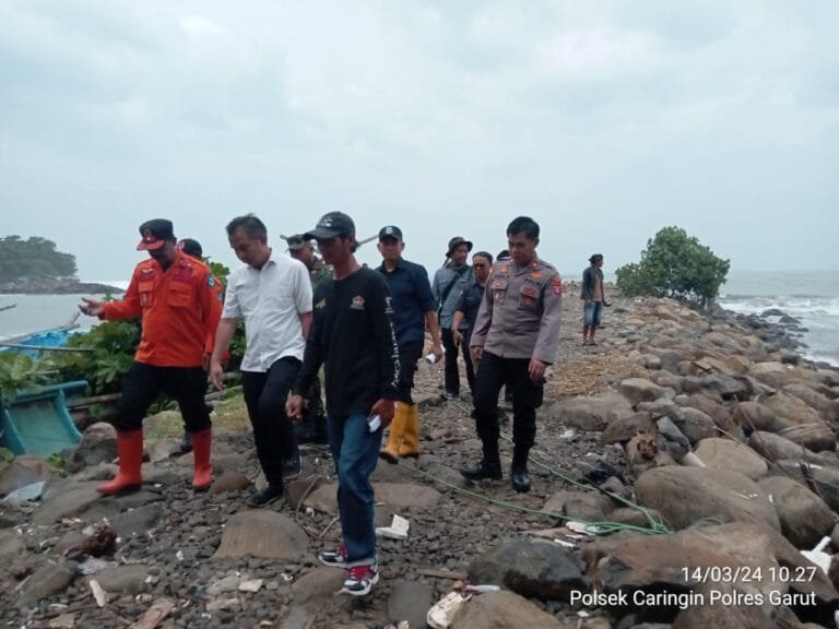 Kapolsek Caringin Himbau Nelayan Untuk Tidak Melaut, Ombak Besar Akibatkan Ratusan Perahu Nelayan Rusak Berat